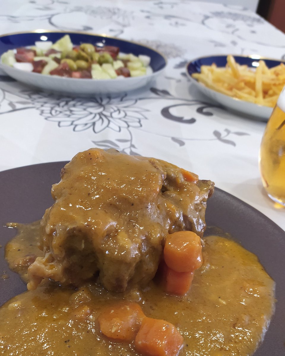 VillenaAlarcon's tweet photo. #2deMayo
#RaboDeToro #RaboDeTernera
Es una receta que requiere mucho #ChucuChucuAlAmor pero merece la pena. ¡Estaba #exquisito! 
#ConMiTogaEnLosFogones 
#DeLujo en #VillaMayorgaVillena 
#Día49deConfinamiento https://t.co/74W2xkskHI