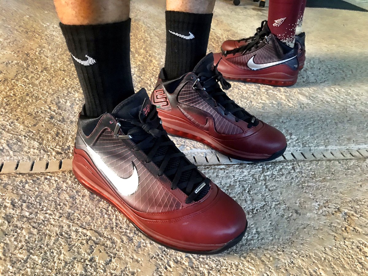 KarateKickz23's tweet photo. Ohhhhh everyone like LeBron 7's again????? #RetroBrons #FSUKicks https://t.co/qsUPW0Kf92