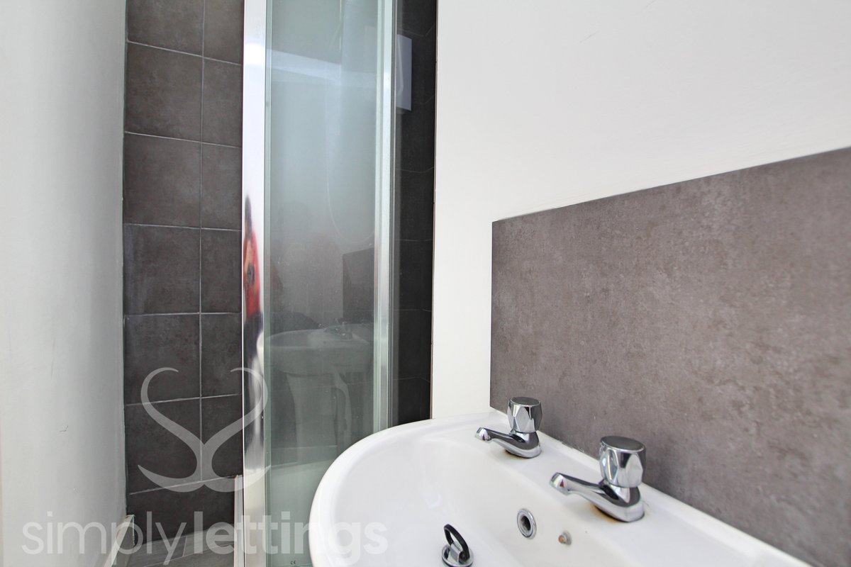 simplylett's tweet photo. #ToLet A modern self contained studio #Flat situated in the popular "Clifton Conservation" area of #Brighton https://t.co/H3Zc1AjUQz £650PCM! Get in touch to receive a video tour! #Lettings #Property #Hove #SimplyLettings https://t.co/4WNIQzX3bm