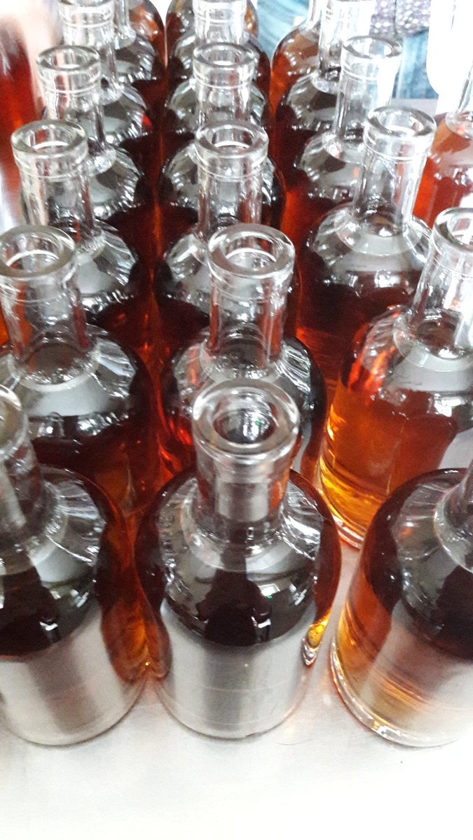 DeWoord's tweet photo. Eau-de-vie van Achterhoekse appel aan het afvullen. 
Drie jaar gerijpt op een #Sauternes vat. En dat ruik je.
Uit de #stokerij van @DeWoord 
#Achterhoek #Winterswijk #stokerij https://t.co/XQYHPwhPgw