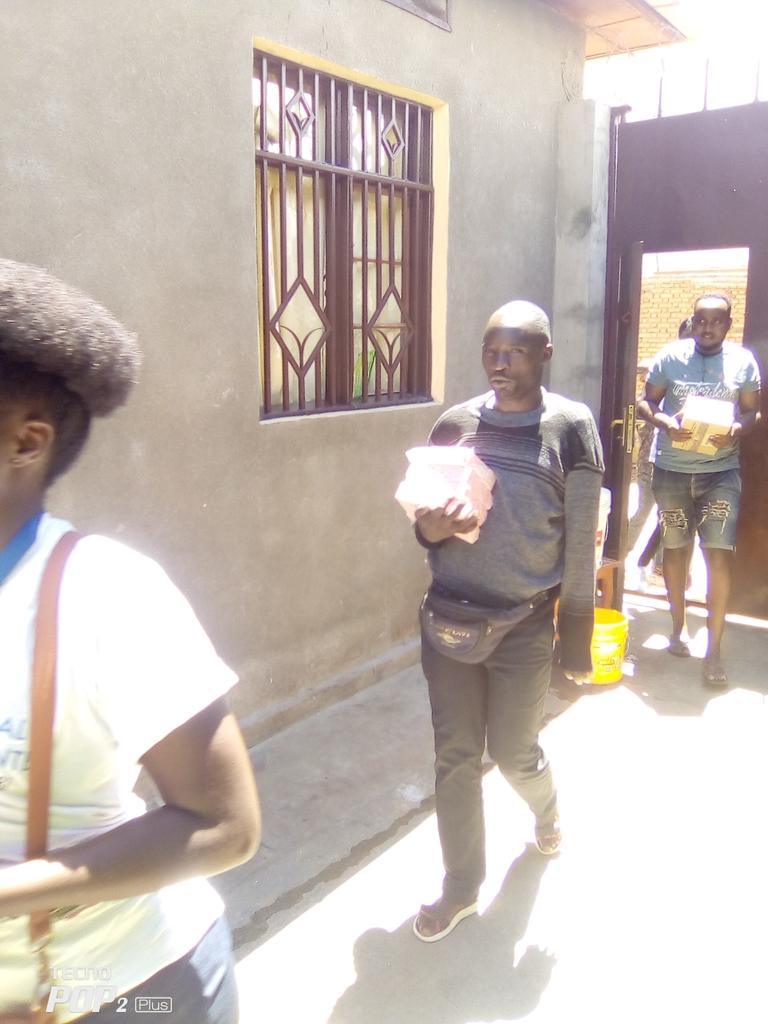 SaidiBaseka's tweet photo. It was a pleasure YALI RLC EA Alumni chapter of Burundi who live with deasabilities in partnership with Ujead AKEZA and other to donate kits to fight against COVID-19 to three centres Saint KIZITO, CARAMA and KANYOSHA. Let's fight together covid 19.
@Yali_Burundi @KanezaDiane https://t.co/MmISJnDn4T