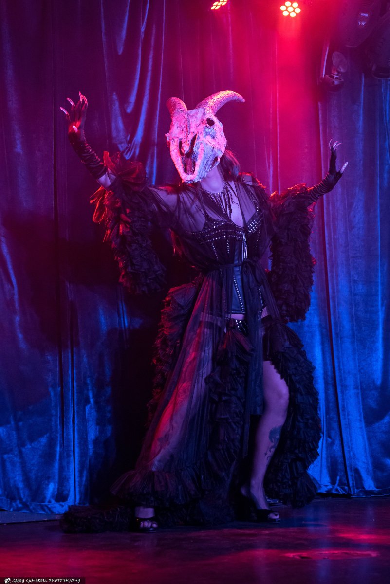 BurlyOregon's tweet photo. 🌹We love the sister festival crosss over love! Rummy Rose, one of the Sign of the Beast &amp; Metalesque producers casts spells at the 2018 Oregon Burlesque Festival!🤘🏼🌹

🌹🤘🏼 You too can perform at both!! 🤘🏼🌹

📸: @caseycampbellphoto
#OrBF #PDX #KeepPortlandWeird #MetalesqueFest https://t.co/PYEiQzg20B
