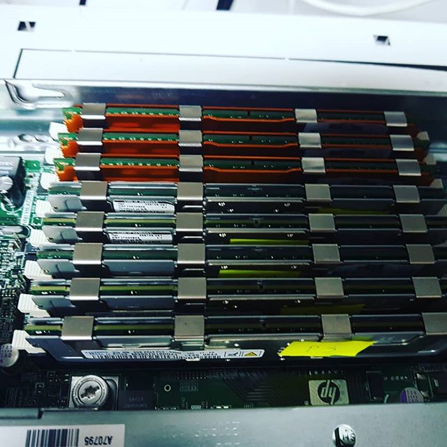 anwebpl's tweet photo. Ram upgrade i nie tylko, zmiana także procesora na dwa szybsze :) jesze trochę i będzie miażdżył w dostarczaniu usług #ram #upgrade #server #geek #geekstuff #it #spec #fun #goodvibes https://t.co/pMucJH10pN