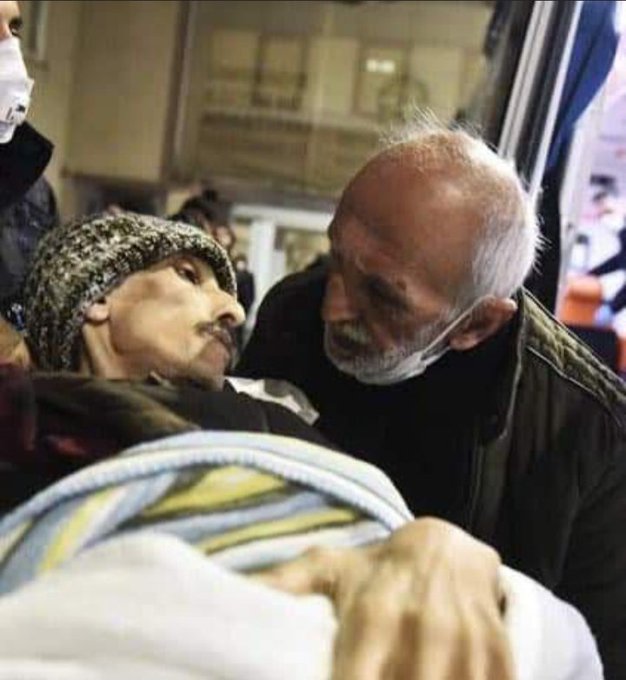 Bir baba oğlunun başucunda..
Oğlu yaşasın diye  gözünün içine bakıyor..
#SesiDuyİbrahimYAŞASIN