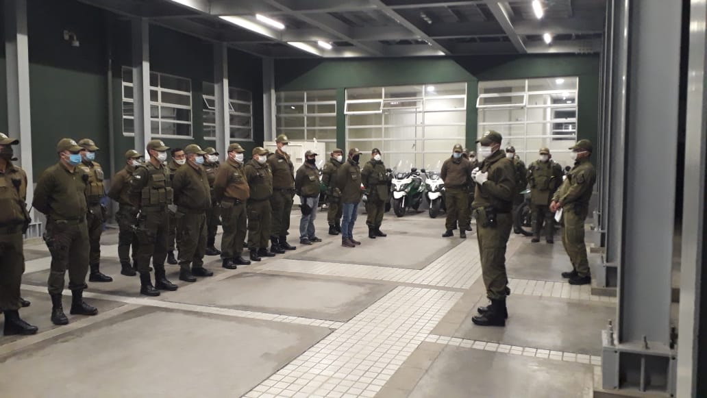 CarabNuble's tweet photo. En una nueva ronda nocturna liderada desde la Prefectura #Ñuble por el Coronel John Polanco, el equipo policial detuvo a 70 individuos por diversos delitos, como conducción en estado de ebriedad, cursó 26 infracciones y realizó 334 controles y fiscalizaciones.
#OrdenyPatria https://t.co/npdj1FamWt