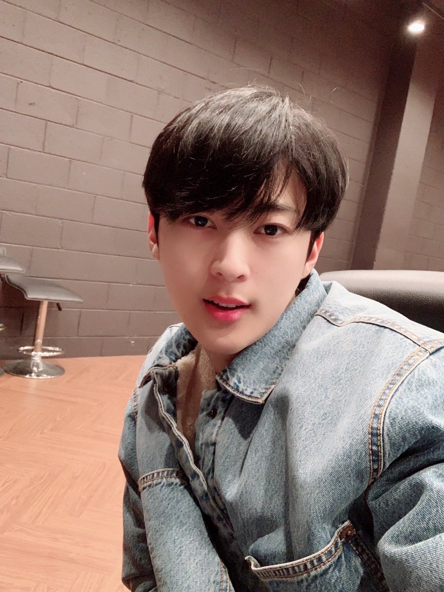 twt_VAV's tweet photo. [#ACE] 2years ago 2년전..ㅋㅋㅋ
이런 셀카도 있네요ㅎㅎ 새삼 어려보이네😂😹 #vav #vavace https://t.co/b3LHcdPDyi