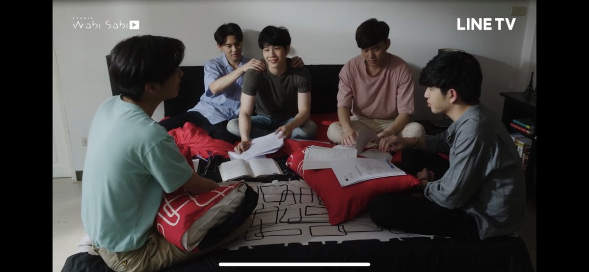 gifezee's tweet photo. เดี๋ยวจับเดี๋ยวกอด ไม่ปล่อยเลยนะพ่อ #ENOFLOVEep8 https://t.co/HrCcB9dvKY