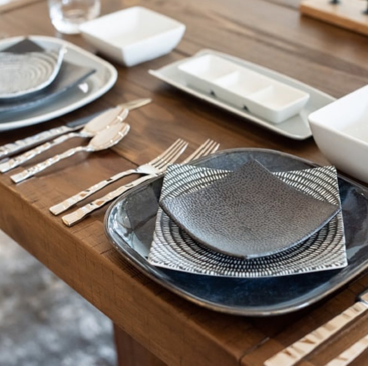 WalkingMatters's tweet photo. They were built for #mixnmatch. Let @OneidaFS help you design the perfect unique tabletop for your #restaurant.  🙌 👏
#TabletopMatters
#ThisIsOneida #UpgradeToOneida https://t.co/8EmgoavMME
