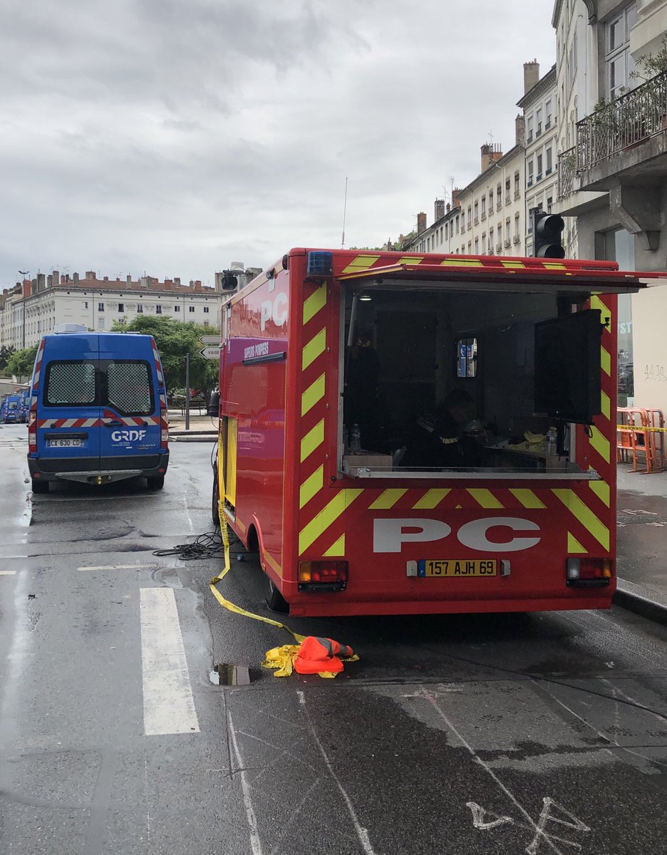 [INTERVENTION] 🚨👨‍🚒  Le <a href="/SDMIS69/">SDMIS</a> toujours sur place avec nombreux autres services suite au sinistre d’un immeuble d’habitation à #Lyon. Sécurisation, extinction des foyers résiduels.Intervention technique et complexe, avec des risques et enjeux importants.