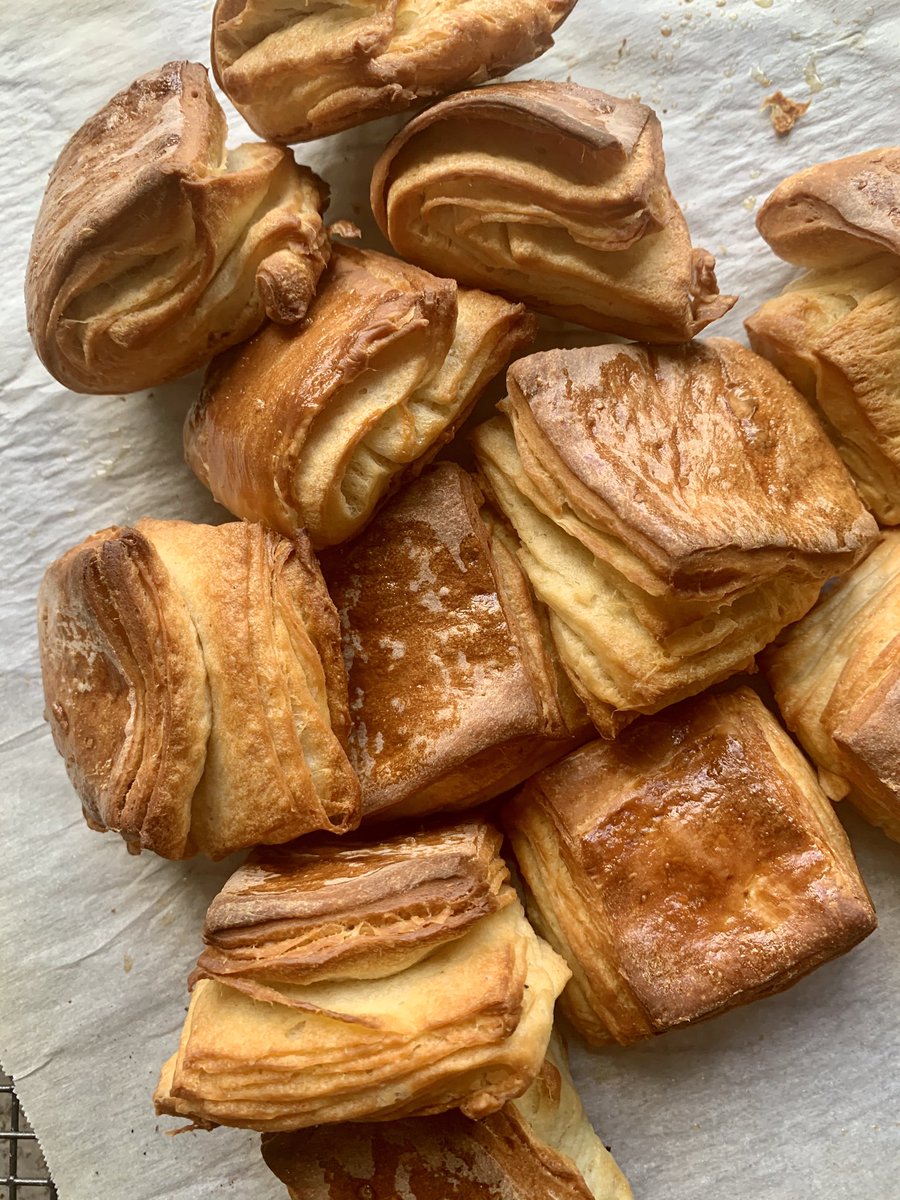 laura_howtocook's tweet photo. @MarkCarterMC they’re out and smell amazing, loving the layers too! #GuilfordManchets #SurreyDay #LocalFoodBritain https://t.co/PIO5AlAkcS