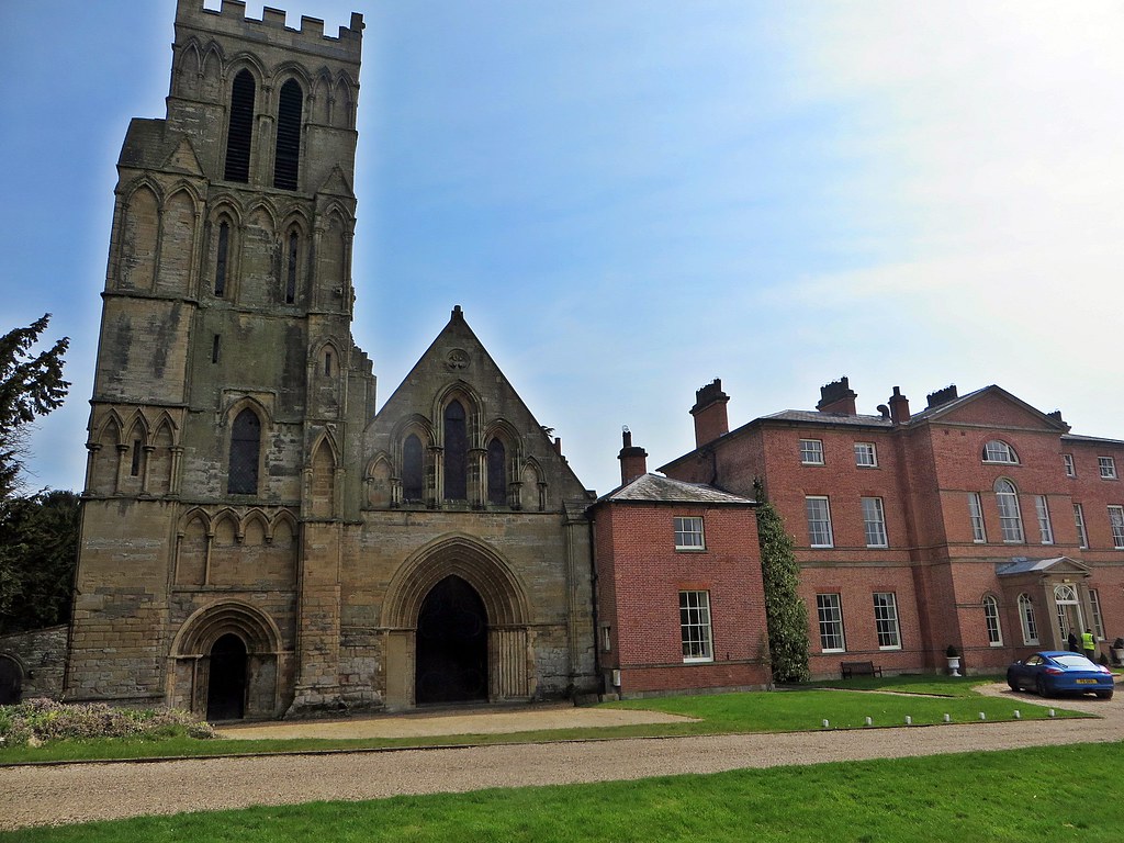 If you dare down the driveway of "The Priory" you get to see the W front, which you don't need to do much to reconstruct in your mind. Found this 2016 pic where there's a one-year-old Porsche in front of the house J. Alexander's examination here: …http://southwellchurches.history.nottingham.ac.uk/thurgarton/harchlgy.php