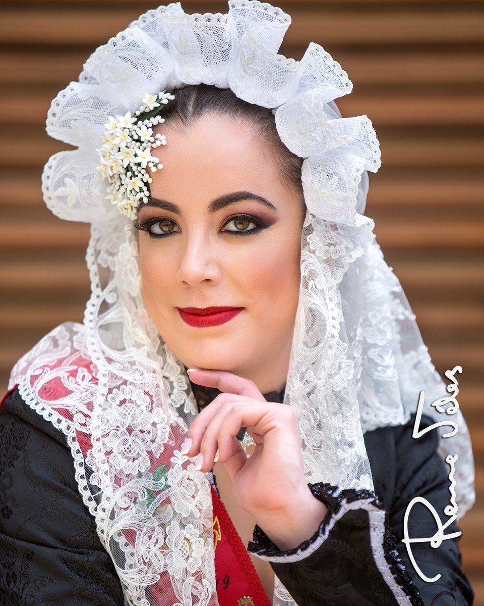 Lucía, eres magnífica, mujer entregada a la fiesta que siempre tiene un sí puedo y pone todo su empeño y si hace falta luchar contra viento y marea, allí estas tú.
Sabemos que estos días estan siendo duros pero cuando todo pase volveremos con más fuerza y allí estaremos todos.