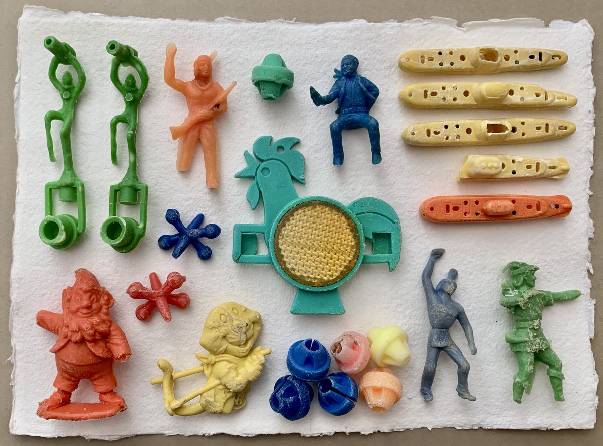 LegoLostAtSea's tweet photo. Cereal packet toys found on Cornish beaches. Wild West &amp; native American figures from the 50s, baking soda subs including one that could be from 1957 or 1963, a Robin Hood from the 60s, divers from 1986, a Tony the Tiger from 1991 plus spokey dokeys &amp; jacks. What do you remember? https://t.co/dUpnohAZbz
