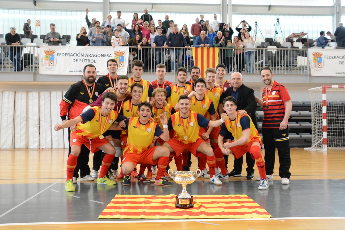 FCF_CAT's tweet photo. 🥁 #QuizzFCF |
RESPOSTA 1⃣7⃣ | Quants Campionats d'Espanya va aconseguir de forma consecutiva la Selecció Catalana sub 19 masculina de Futbol Sala?
✅ 𝗖𝗶𝗻𝗰, rècord absolut estatal entre les temporades 2013-2014 i 2017-2018.
⚽️ #SeleccionsCatalanesFS
🏡 #JoEmQuedoACasa https://t.co/7qRpr9p63y