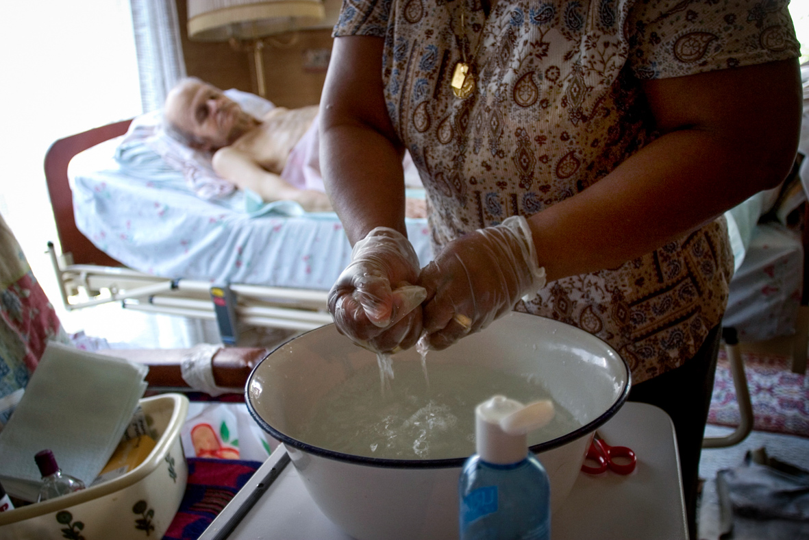 AesioMutuelle's tweet photo. « Une aide-soignante assiste et soutient ma mère pour faire les soins à mon père dans le lit médicalisé du salon. C’est en le voyant à ce moment-là que j’ai réalisé à quel point il avait maigri. » 
📷#HistoireDeLiens #ProcheAidant ©@ElisabethRull https://t.co/TmltQshTDL