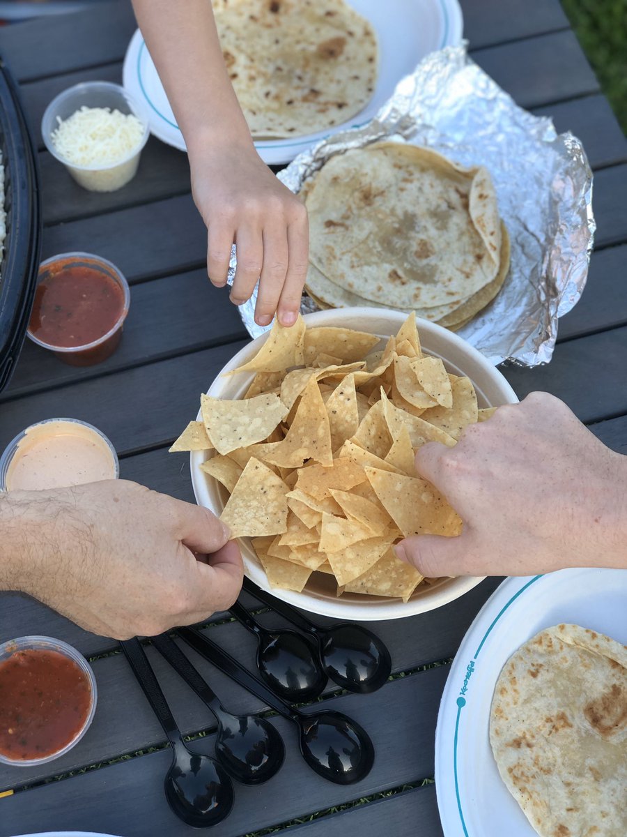 famreviewguide's tweet photo. It’s a beautiful day out! Enjoy a family picnic with a family taco kit from Rubio’s! Available for $29, the kit includes a choice of chicken, steak or grilled shrimp, lettuce, rice, beans, guac, chips, and tortillas. Serves 4- 5. @RubiosTweets #rubiospartner #familytacokit https://t.co/P5SsgDyOJc