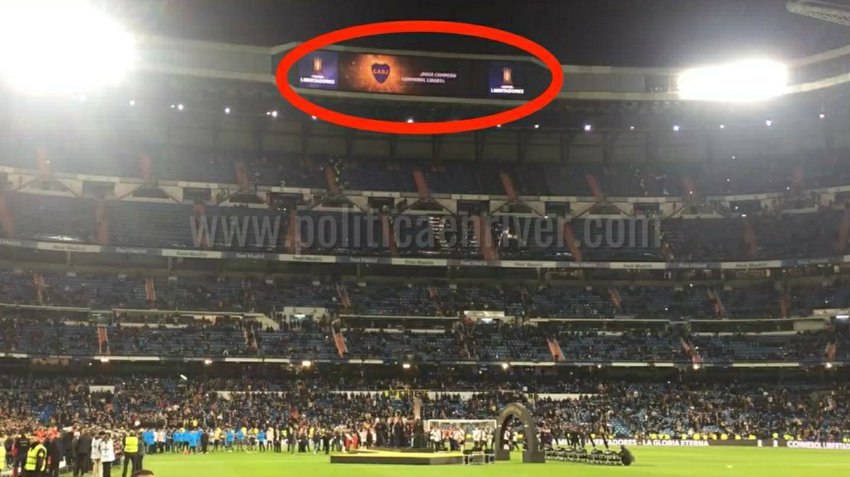 PoliticaEnRiver's tweet photo. Nos robaron la localía, el arbitraje fue un escándalo y nos pusieron papelitos amarillos para el festejo pero, por si quedaba alguna duda, en el momento en que nos entregaban la copa el cartel decía Boca Campeón. No les arruinamos la fiesta, les arruinamos la vida. https://t.co/8dWMlRcft9
