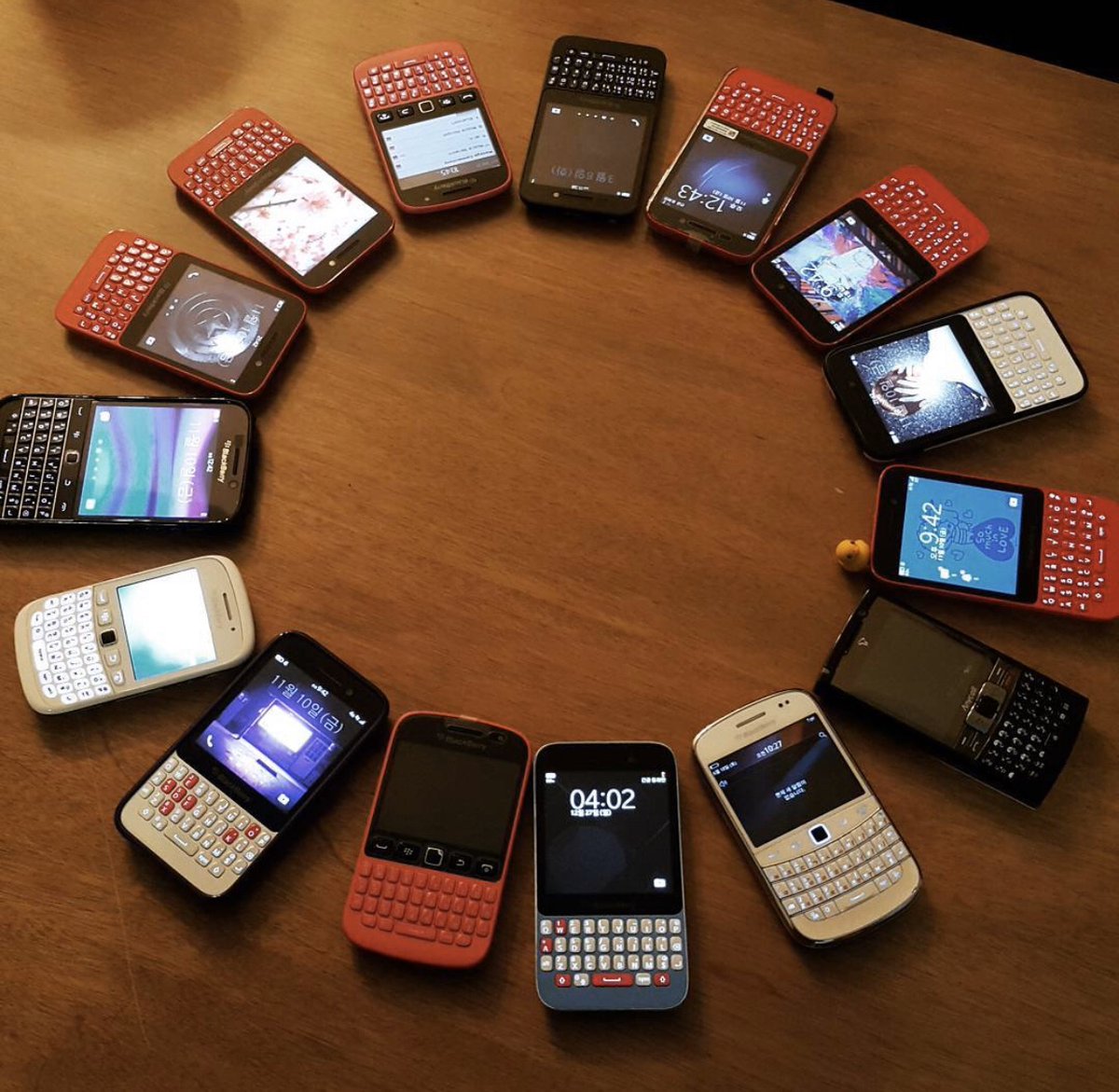 GoTalkUSA's tweet photo. The circle of life. 😍 Can anyone beat this collection? #blackberry #bbm #android #gotalkblackberry #blackberryclassic #blackberrycurve #blackberryq5 #blackberrybold #blackberrycollection #mobilecollection https://t.co/3ZejTVRnHt
