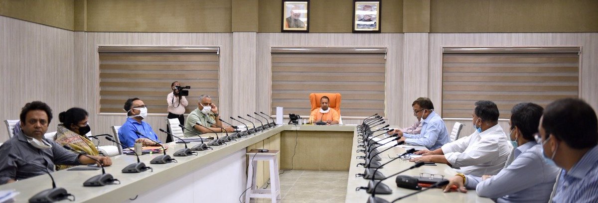CMOfficeUP's tweet photo. #COVID19 की रोकथाम, जनसमस्याओं के निदान, आवश्यकताओं की पूर्ति आदि के संबंध में मुख्यमंत्री श्री @myogiadityanath जी नियोजित प्रयास कर रहे हैं।

आज मुख्यमंत्री जी ने जिलाधिकारियों के साथ वीडियो कॉन्फ्रेंसिंग के माध्यम से जनपदों की स्थिति की समीक्षा की और आवश्यक दिशा-निर्देश दिए। https://t.co/5Mi0PiALUC