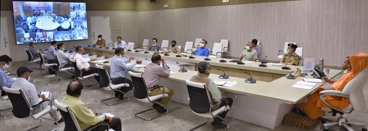 #COVID19 की रोकथाम, जनसमस्याओं के निदान, आवश्यकताओं की पूर्ति आदि के संबंध में मुख्यमंत्री श्री <a href="/myogiadityanath/">Yogi Adityanath</a> जी नियोजित प्रयास कर रहे हैं।

आज मुख्यमंत्री जी ने जिलाधिकारियों के साथ वीडियो कॉन्फ्रेंसिंग के माध्यम से जनपदों की स्थिति की समीक्षा की और आवश्यक दिशा-निर्देश दिए।