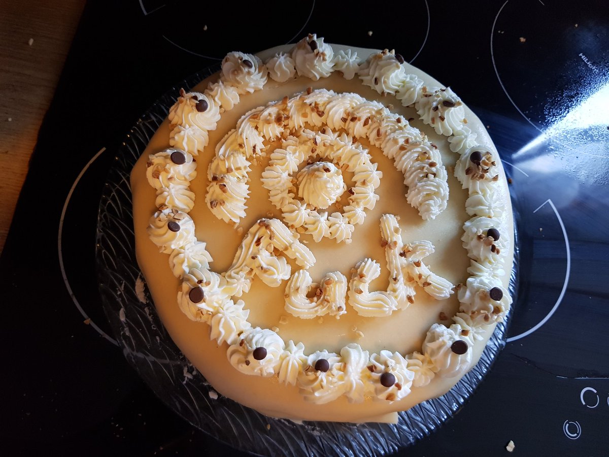 Mel776's tweet photo. @DeadonDave when you give up on the cake lol https://t.co/KXHhjEnJhy