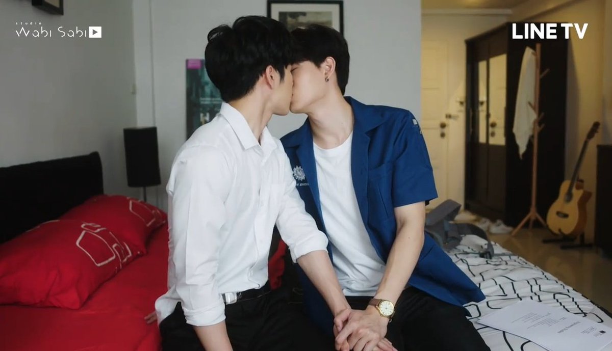 JjPraser1's tweet photo. การพบเจอกันของทั้งคู่ในตอนแรกนั้นไม่ใช่เรื่องดี เพราะมาร์คจะเอาเพื่อนของวี แต่วีก็มีแฟนอยู่แล้ว แต่เพราะเรื่องนี้ทำให้ทั้งคู่ได้รู้จักกันและได้รู้อะไรหลายๆอย่างในตัวเอง จนในที่สุดทั้งคู่ก็ได้มาเป็นแฟนกัน แต่กว่าจะได้มาเป็นแฟนก็ร้องไห้มาตั้งกี่ครั้งไม่รู้
#ENOFLOVEep8 https://t.co/CPHqYGja6w