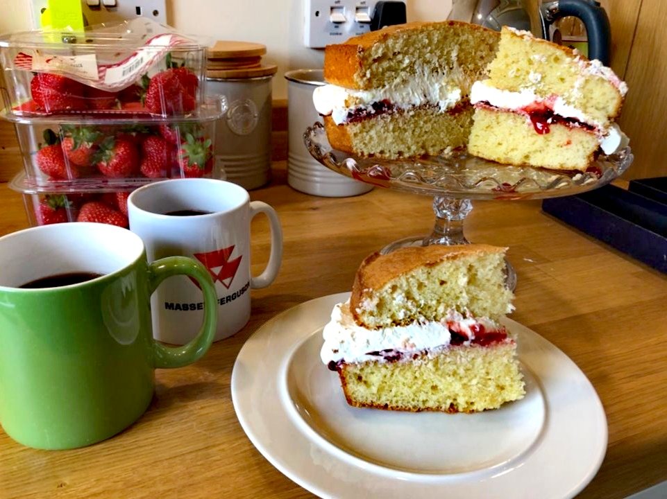 muiroffowlis's tweet photo. Lockdown afternoon tea #yummy #victoriasponge https://t.co/tHkaKvKMV6
