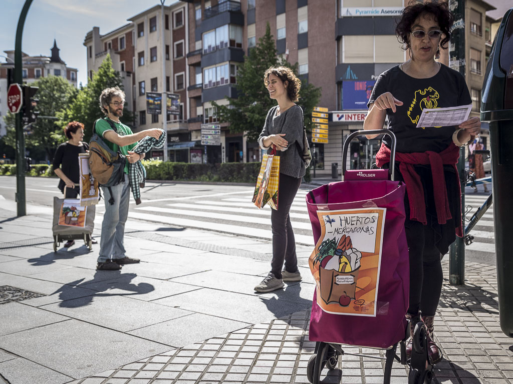 Ekinklik's tweet photo. [ARGAZKIAK] El Ekomercado de Iruñea ha vuelto este sábado a Geltoki. Un espacio en el que pone a disposición del público, directamente y sin intermediarios, alimentos de proximidad, ecológicos, frescos y de temporada. https://t.co/cE3P8m0oCG https://t.co/wlIzUf70A8