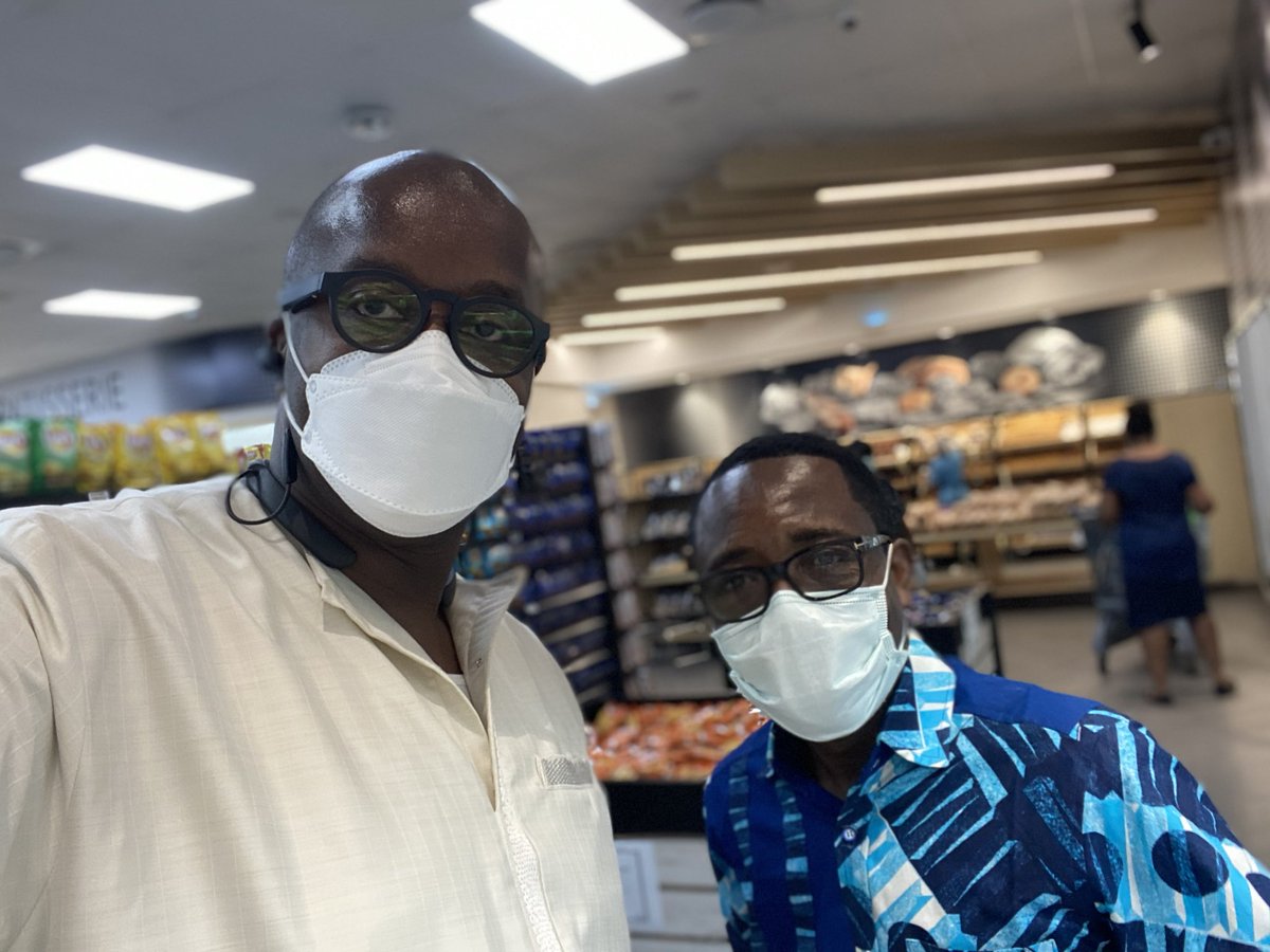 lusakuenoc's tweet photo. En faisant mes courses, caché derrière mon masque, le pasteur Alex me demande gentiment s’il peut « m’acheter humblement du pain en modeste contribution » à ce qu’il dit apprécier comme travail
Il ne le fallait pas mais ce que ça fait plaisir d’être ainsi remercié 
#MERCI https://t.co/g3MHFQUWBU