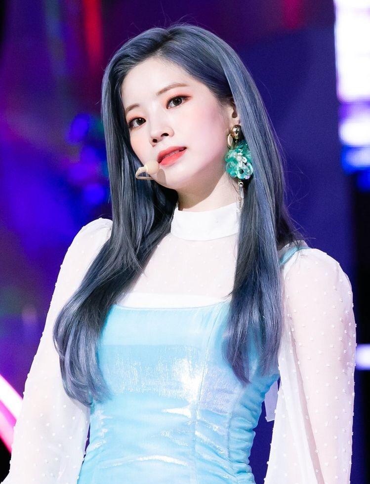 day 2 !ok this is a hard one because she looks good in like...every hair color she tried but here& #39;s four of my favorite ones : black/brown , purple , blue and blonde ! (i also loved her grey/light blue hair but twitter only alows to post 4 pics at a time)