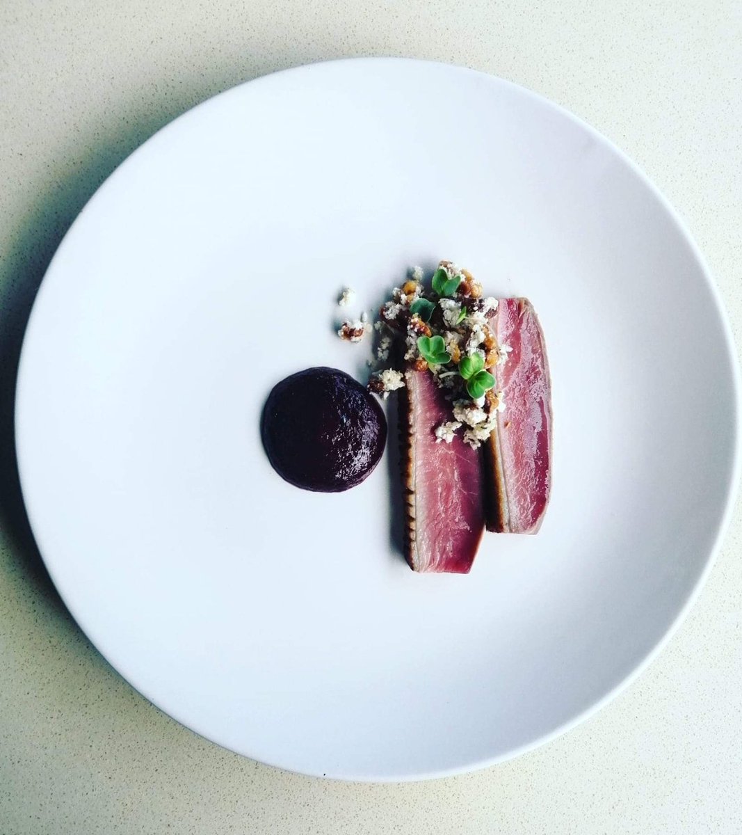 MattHall_no8's tweet photo. Duck, blueberry &amp; goats cheese https://t.co/T00w4qgySu