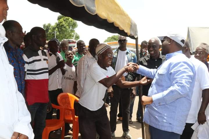 InfoGks's tweet photo. 02 Mai 2019-02 Mai 2020

Il ya 1 an, le Président @SOROKGUILLAUME lors d'une tournée dans le nord tenait un meeting à #Tafire devant une assistance compacte, mobilisée et déterminée.
Depuis la tribune, il a recommandé au @Gouvci de descendre sur le terrain pour voir les réalités. https://t.co/nGaS4GqCxf