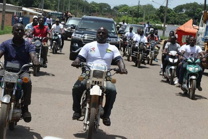 InfoGks's tweet photo. 02 Mai 2019-02 Mai 2020

Il ya 1 an, le Président @SOROKGUILLAUME lors d'une tournée dans le nord tenait un meeting à #Tafire devant une assistance compacte, mobilisée et déterminée.
Depuis la tribune, il a recommandé au @Gouvci de descendre sur le terrain pour voir les réalités. https://t.co/nGaS4GqCxf