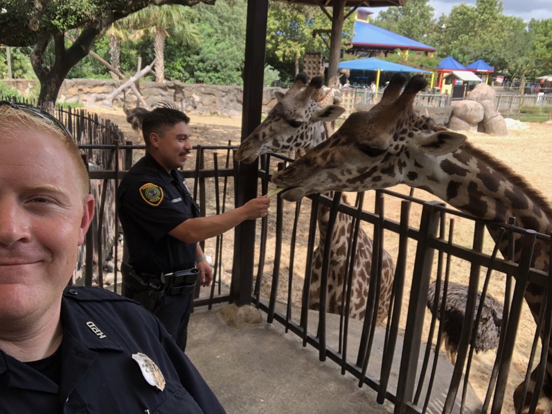 Ofc_RobHPD's tweet photo. Words cannot express the amount of loss for the Houston👮🏻‍♂️Police Department today. He was a co-worker, a classmate, and a good friend. Miss you brother... https://t.co/crl4WRpMoK