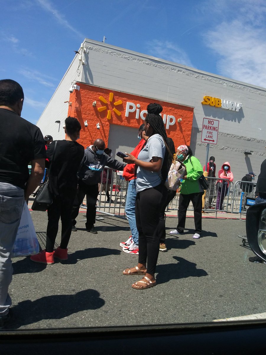 PawolAtis's tweet photo. meanwhile #SocialDistancing @Walmart #Keany_NJ 👀 https://t.co/mlBvbNXD9U