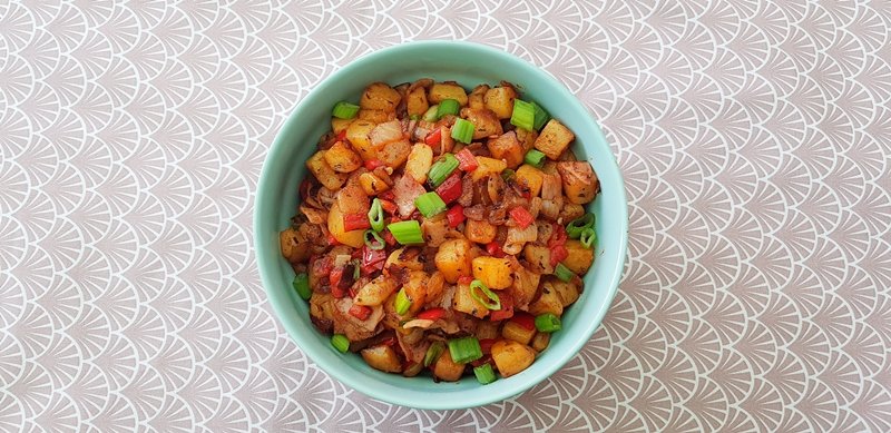 Aardappelschotel met ham, paprika en ui lekkerhappen.wordpress.com/2020/05/02/aar…