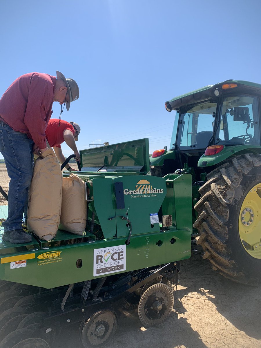 MaxCoffin's tweet photo. Glad I’m #StillOnTheJob getting rice planted this morning. #plant2020 #rice @ARKeithPerkins https://t.co/uXAHSxdiq2