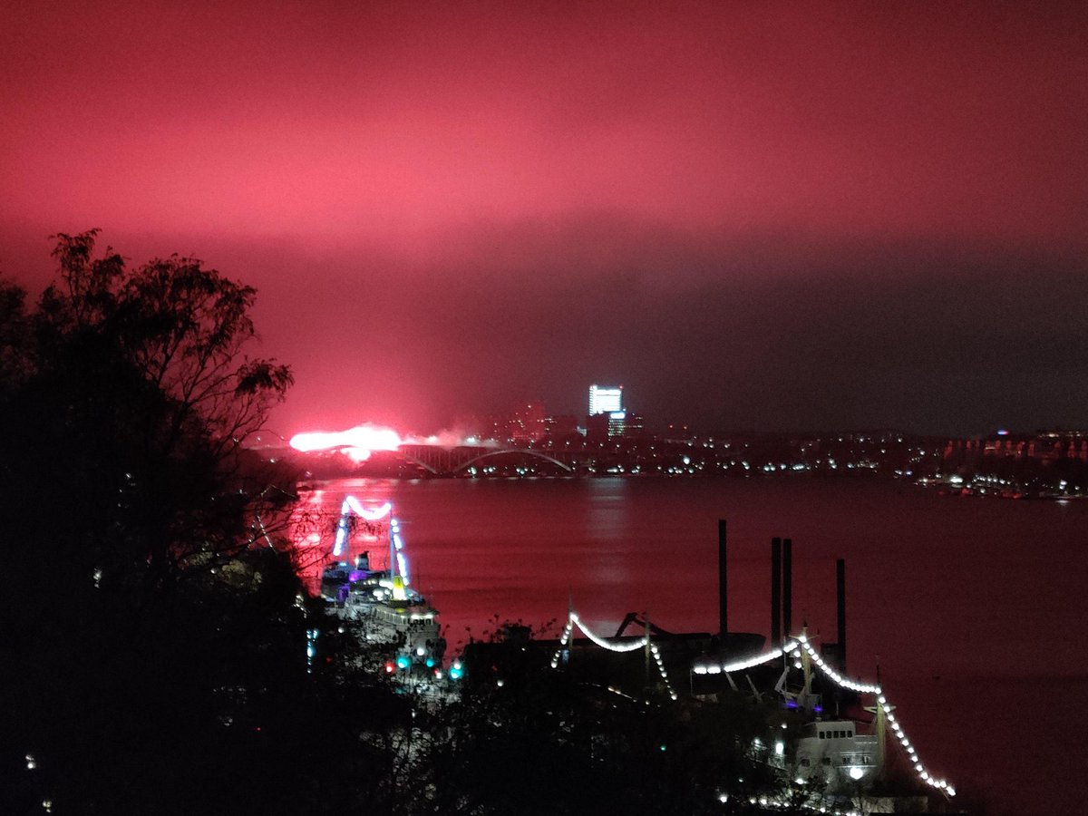 SvenskSupport's tweet photo. Strax före midnatt lyste delar av himlen i centrala Stockholm röd. Den röda färgen visade sig komma från ett flertal bengaler som utlöstes på Västerbron av AIK supportrar i syfte att skicka en tanke till Ivan Turina som lämnade oss för 7 år sedan. Vila i frid 🇭🇷 https://t.co/XdLrWJfWI9