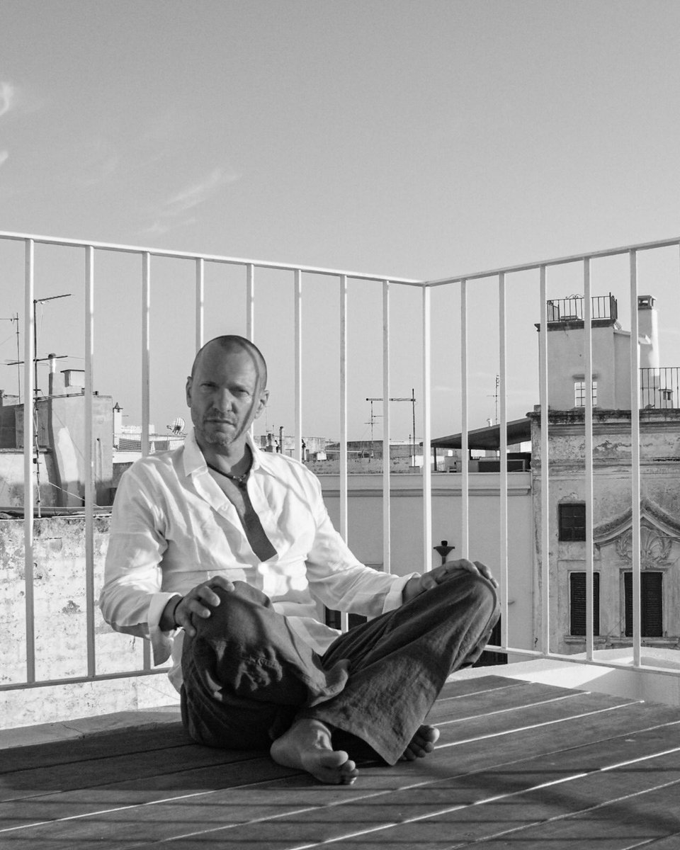 BiagioAntonacci's tweet photo. Foto scattate qualche anno fa in un terrazzo pugliese ...... durante un viaggio dedicato alla terra di mio padre.
Avevo una luce addosso che rendeva ogni ombra speciale.
Cercavo i tetti / mi sentivo complice / liberavo l’anima alla fotografia. https://t.co/OfxMDDtnww