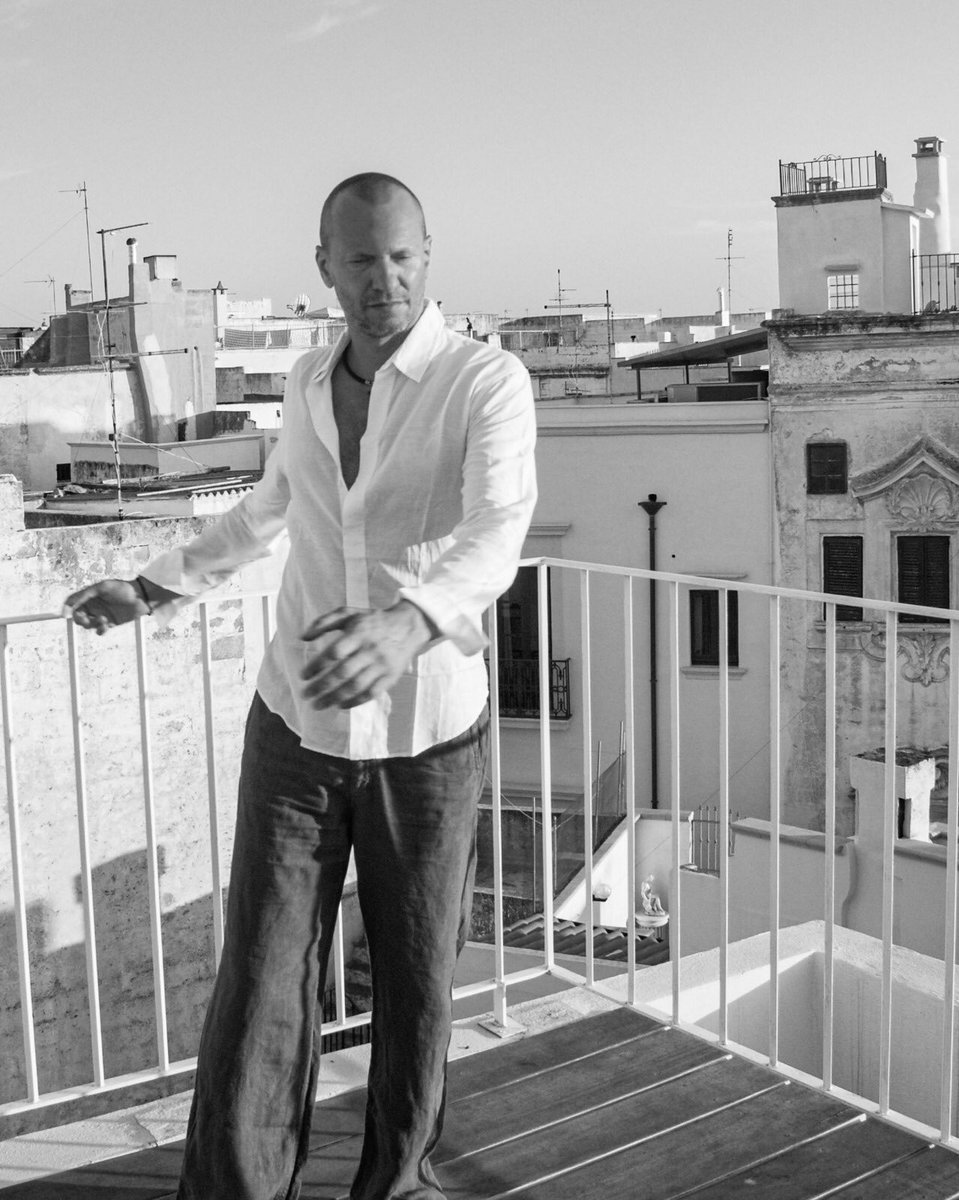 BiagioAntonacci's tweet photo. Foto scattate qualche anno fa in un terrazzo pugliese ...... durante un viaggio dedicato alla terra di mio padre.
Avevo una luce addosso che rendeva ogni ombra speciale.
Cercavo i tetti / mi sentivo complice / liberavo l’anima alla fotografia. https://t.co/OfxMDDtnww