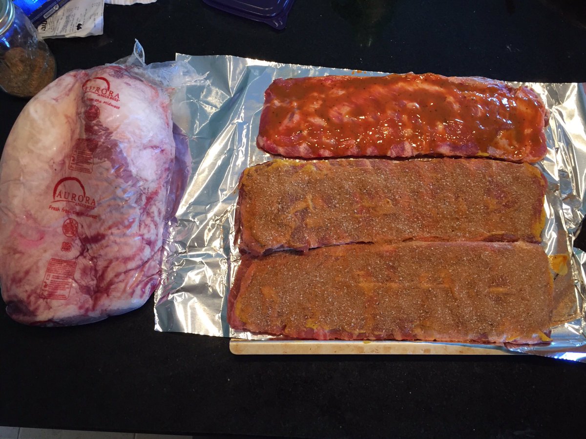 Cheezehell's tweet photo. Smoking some meat! Ribs and brisket. #321Method #LowandSlow https://t.co/pom4UCaPG8