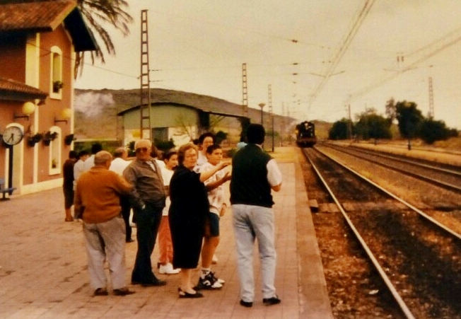 VueltadelTrenBz's tweet photo. ¿Que el #trennormal es pasado?Nos ha vertebrado y dado VIDA durante décadas a las comarcas de #EspañaVaciada y es esperanza de presente y futuro
#FerrocarrilPúblicoySocial
31/12/1984-2/5/2020 #12896díassintren #Guadix #Baza #Almanzora #Lorca
#EstudioInformativo de reapertura YA https://t.co/wQaw2E4Rrf