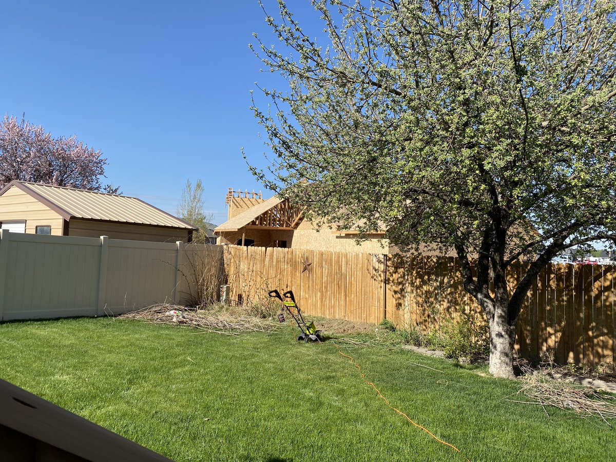 HalWaldramMusic's tweet photo. Dealing with #Fibromyalgia sucks but occasionally I get a good day and can work. Iβll pay for it tomorrow but the yard looks good. #lotsofbreaks https://t.co/Rg2lNxKKT9