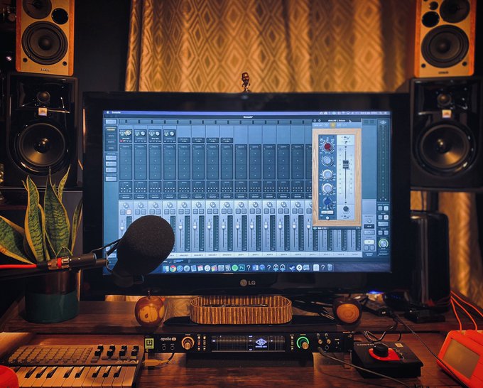 Universal Audio (@uaudio) on Twitter photo The essentials...Great #HomeStudio setup from <a href="/WholeHog_Media/">WholeHog Media</a> 🔉🎚🎛🎚🔊
#Apollo8p #UAudio #UniversalAudio #HomeRecording #MusicProduction #StudioSaturday The essentials...Great #HomeStudio setup from <a href="/WholeHog_Media/">WholeHog Media</a> 🔉🎚🎛🎚🔊
#Apollo8p #UAudio #UniversalAudio #HomeRecording #MusicProduction #StudioSaturday