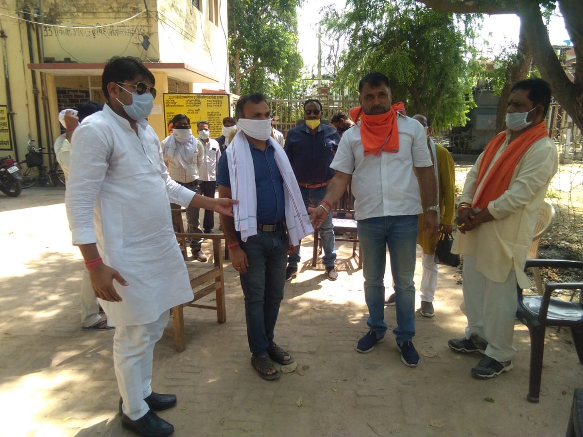 dvvnl_ee_Etawah's tweet photo. विद्युत विभाग इस बड़ी विपत्ति के समय में लगातार विद्युत आपूर्ति बनाये रखने के लिए Corona warriors sdo sahab, je sahab एवँ लाइन स्टाफ़ को व्यापार मंडल इटावा शहर के गण मान्य सम्मानित करते हुए EDD1 etawah town 🙏 https://t.co/EkeELjlXHm