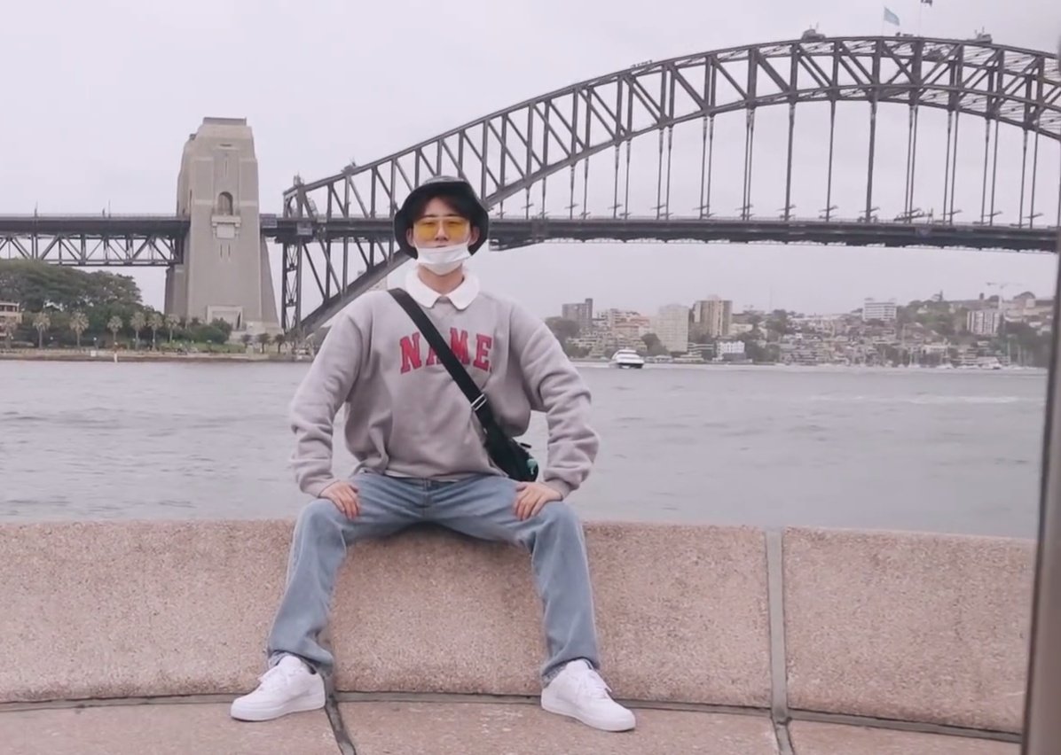 difficulteu_131's tweet photo. That's the sweater he wore on ikon continue tour in Australia https://t.co/PZrG9cblSJ