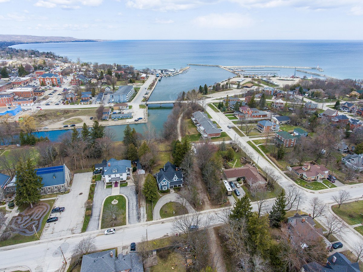 Lampstandvisual's tweet photo. There's a lot of history in this blue century home below in Meaford! 
#drone #photography #meaford #realestate #georgianbay https://t.co/6pjUhzKcgn