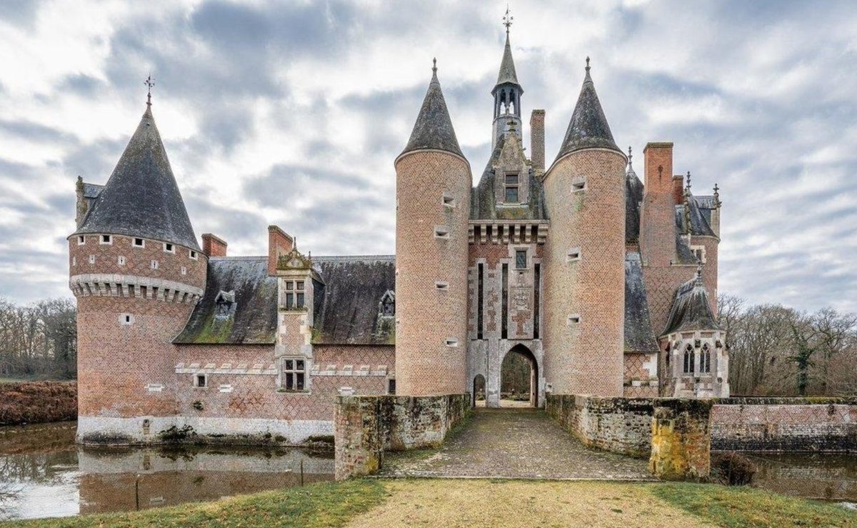 SoValDeLoire's tweet photo. 💙 Comment ne pas tomber amoureux du Château du Moulin ? Surnommé "La Perle de la #Sologne", proche de Chambord et Cheverny, il n'a pas à rougir devant ses prestigieux voisins. Saviez-vous qu'il a servi de décor au feuilleton Thierry la Fronde en 1963 ? 
📍Lassay-sur-Croisne (41) https://t.co/OGJDFmw6iO