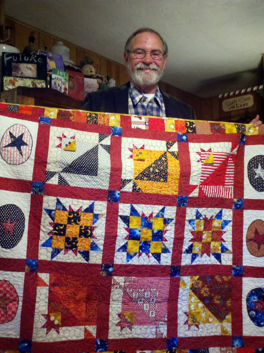 ELAINEDUVAL's tweet photo. #thehenstoothquiltingandembroidery #quiltquiltquilt #quiltingismysanity https://t.co/TJycWSEGlb