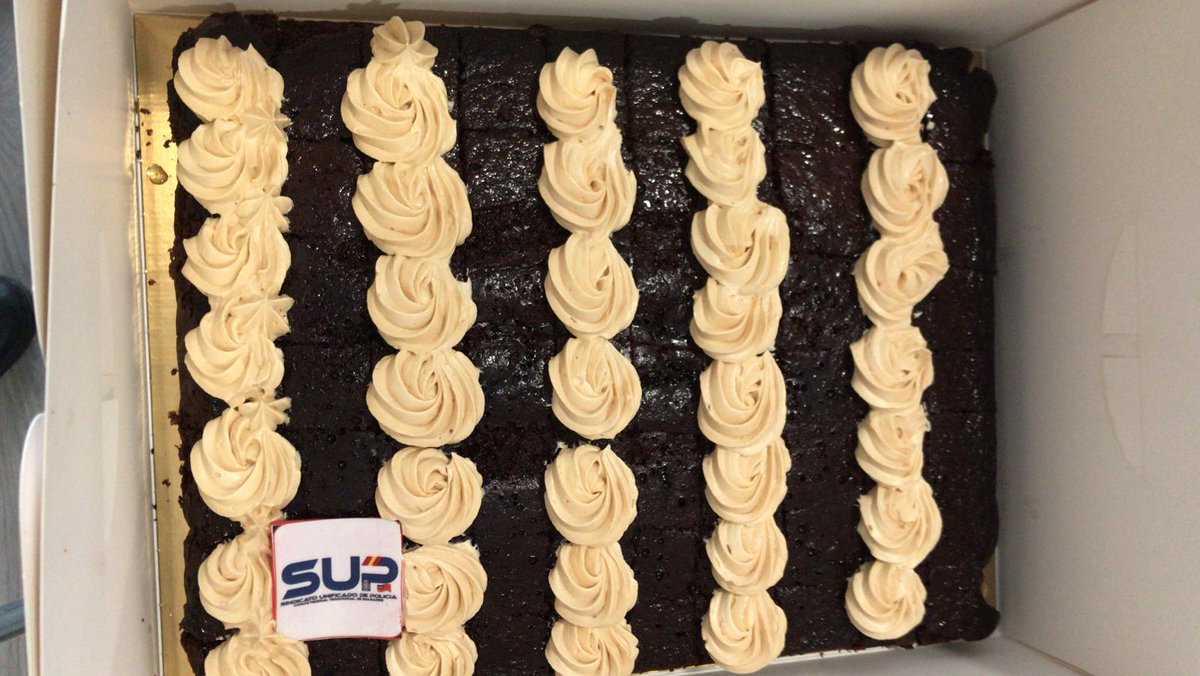 SUPBaleares's tweet photo. Un gran 👏👏👏👏 a Dulces Solidarios de Mallorca por obsequiar a la 👮‍♂️👮‍♂️👮‍♂️👮‍♂️con estos pasteles. Están deliciosos. Los mismos han sido repartidos en las diferentes comisaría. 

Muchas gracias. 

#policia #policianacional #cnp #serviryproteger #supBaleares #sala091 https://t.co/iaT5DSGs1C